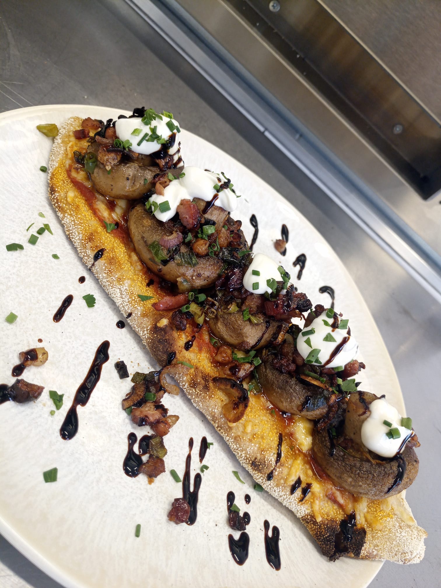 Pilz-Bruschetta mit Balsamico und Sour Cream